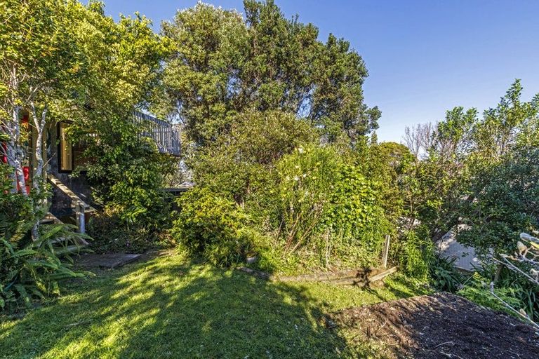 Photo of property in 8 Morlie Place, Torbay, Auckland, 0630