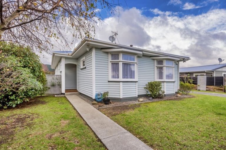 Photo of property in 12 Spackman Crescent, Paraparaumu, 5032