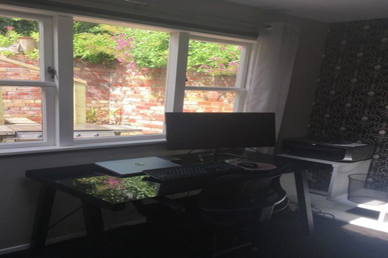 Photo of property in 17 Palliser Road, Roseneath, Wellington, 6011