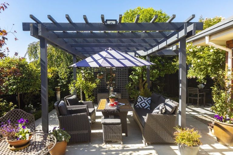 Photo of property in 10 Willowview Drive, Redwood, Christchurch, 8051