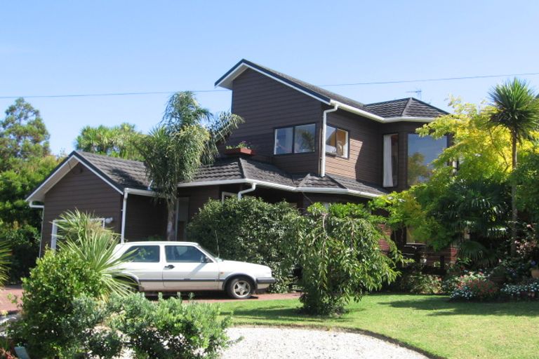 Photo of property in 2/102 Churchill Road, Rothesay Bay, Auckland, 0630