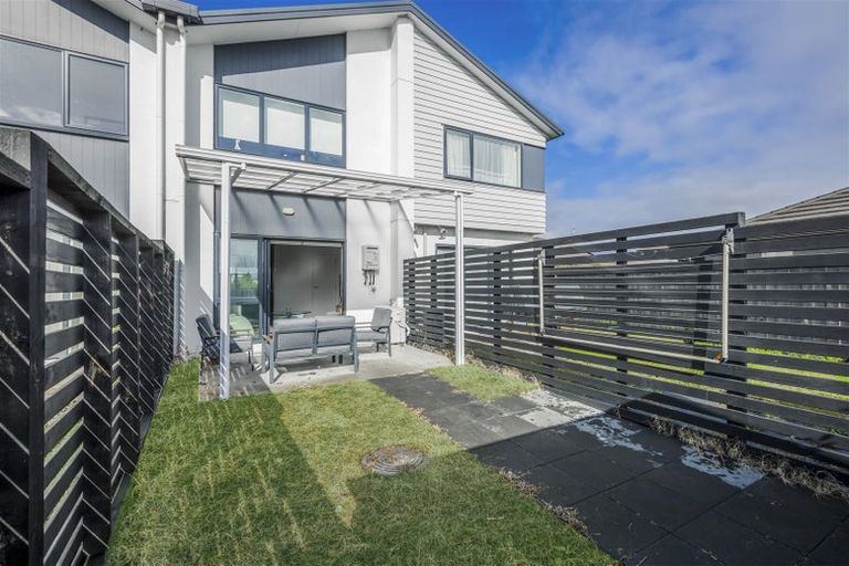 Photo of property in 28a Biplane Street, Takanini, 2112