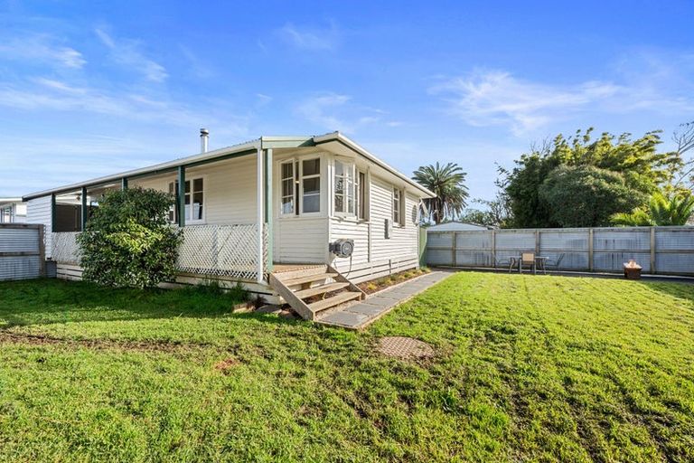 Photo of property in 2/11 Parakai Avenue, Parakai, 0830