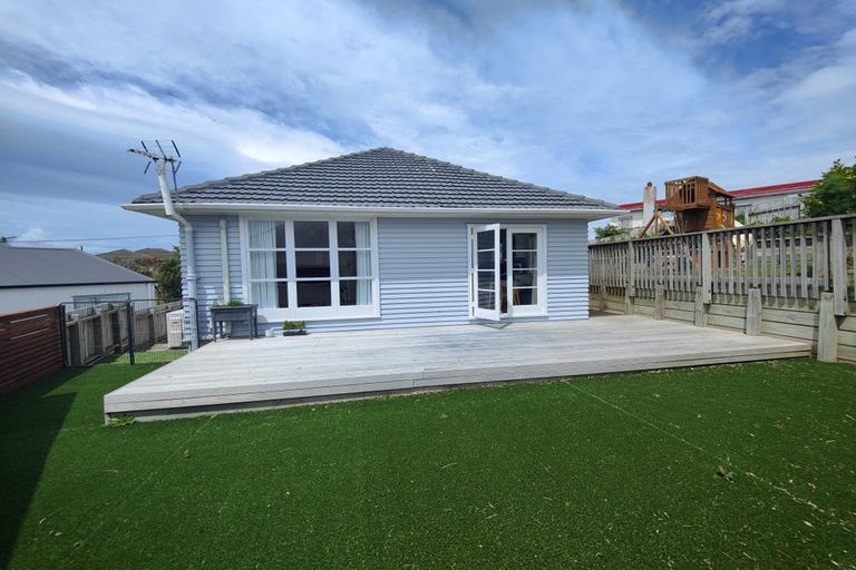 Photo of property in 38 Lyndfield Lane, Newlands, Wellington, 6037