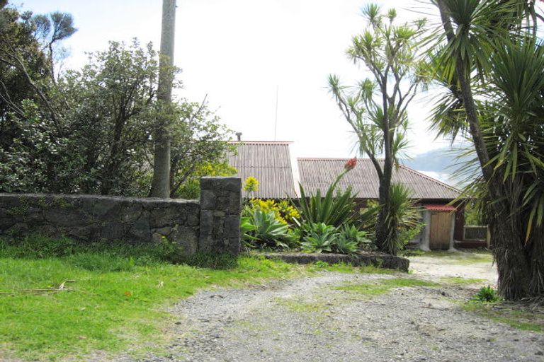 Photo of property in 31 Te Ahuahu Road, Piha, New Lynn, 0772