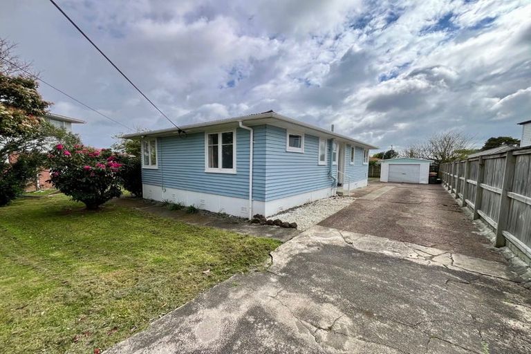 Photo of property in 6 Hurley Place, Kelston, Auckland, 0602