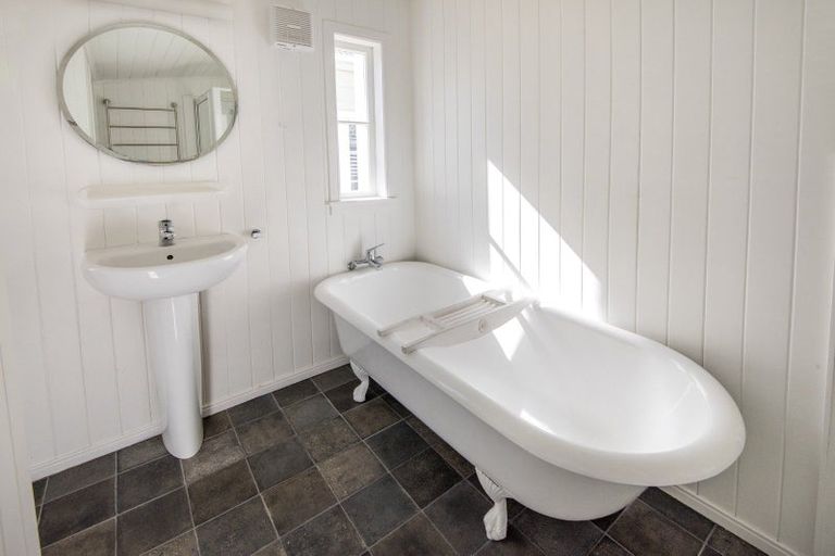 Photo of property in 27 William Bond Street, Stanley Point, Auckland, 0624