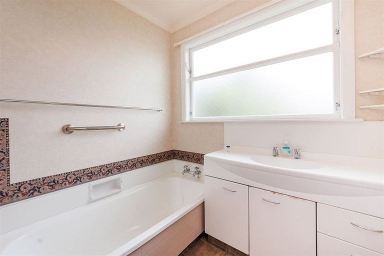 Photo of property in 12 Belgrave Place, Awapuni, Palmerston North, 4412