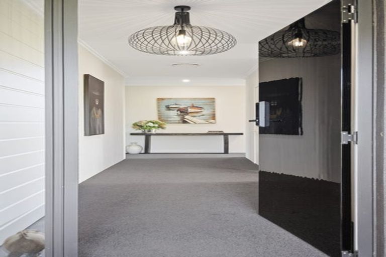 Photo of property in 19 Lawrence Carter Drive, Bombay, 2675