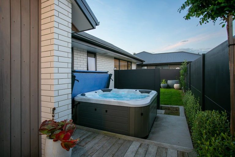 Photo of property in 14 Ruge Court, Cambridge, 3434