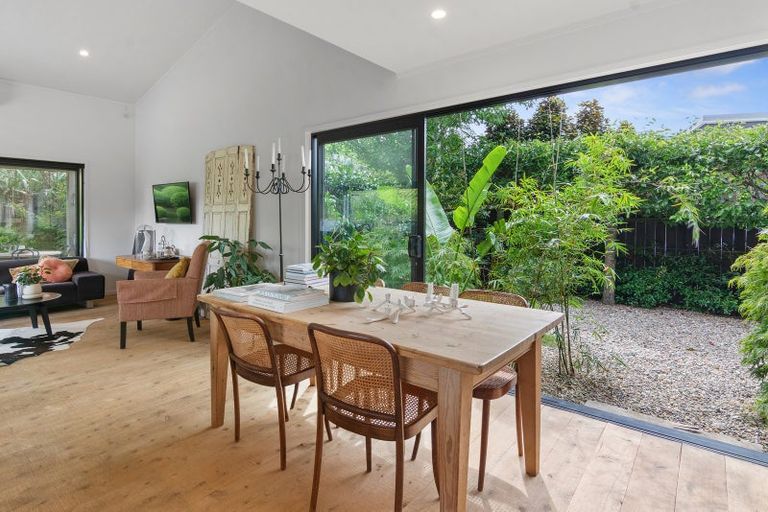 Photo of property in 2 Laly Haddon Place, Matakana, 0985