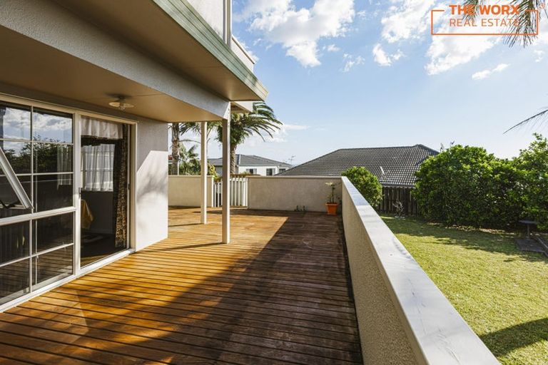 Photo of property in 33 Ribbonwood Crescent, Goodwood Heights, Auckland, 2105