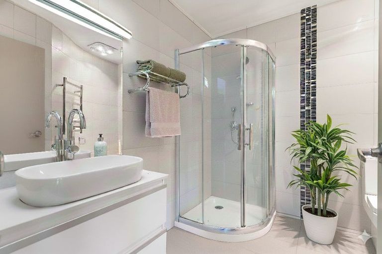 Photo of property in 2/8 City View Terrace, Birkenhead, Auckland, 0626