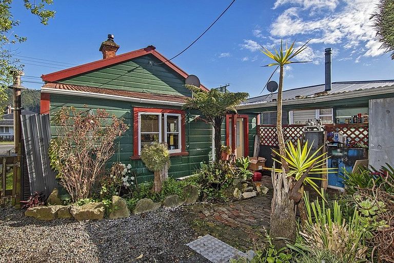 Photo of property in 21 George Street, Hikurangi, 0114