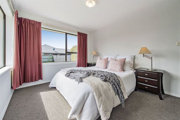 Photo of property in 33 Farquhars Road, Redwood, Christchurch, 8051