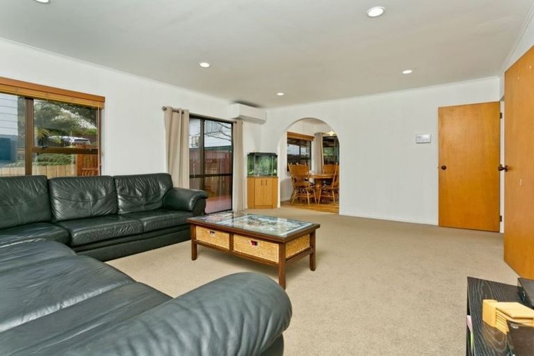 Photo of property in 1/17 Tetrarch Place, Totara Vale, Auckland, 0629