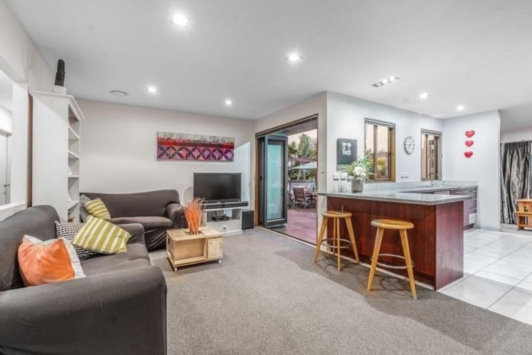 Photo of property in 2 Te Wharau Drive, Greenhithe, Auckland, 0632