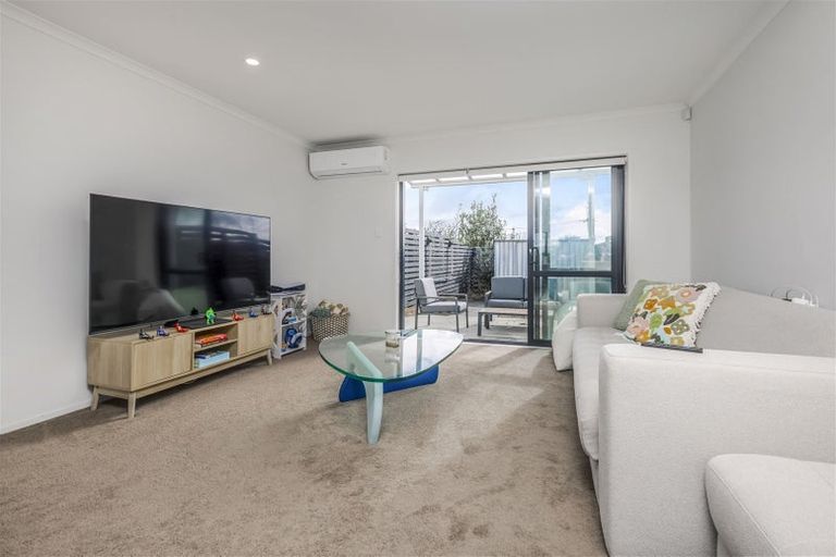 Photo of property in 28a Biplane Street, Takanini, 2112