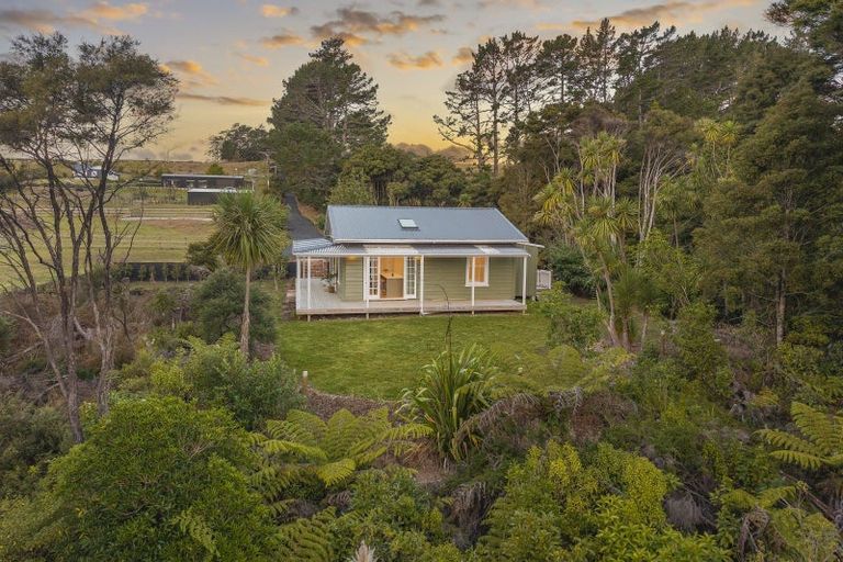 Photo of property in 1223 Old North Road, Helensville, 0875