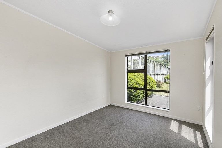 Photo of property in Lynbrae Court Flats, 22/4 Dr Taylor Terrace, Johnsonville, Wellington, 6037