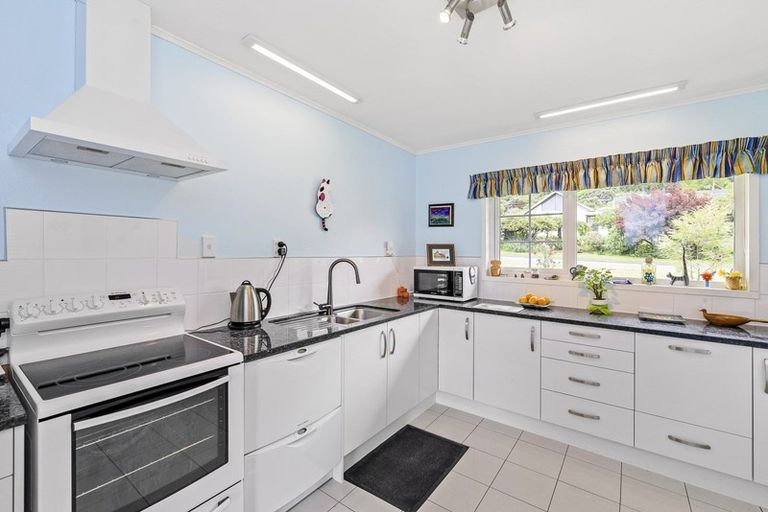 Photo of property in 2 Te Maku Grove, Waikanae, 5036