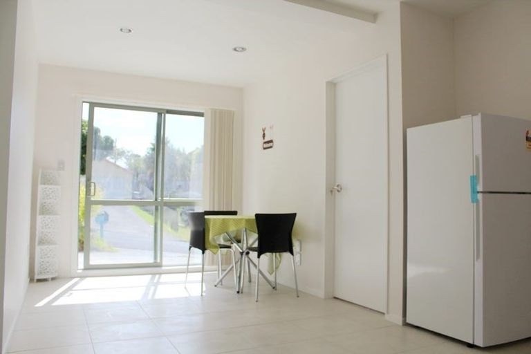 Photo of property in 1/4 Mossop Rise, Glenfield, Auckland, 0629