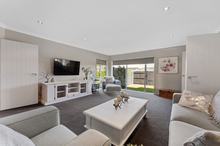 Photo of property in 12 Monaco Grove, Fitzherbert, Palmerston North, 4410