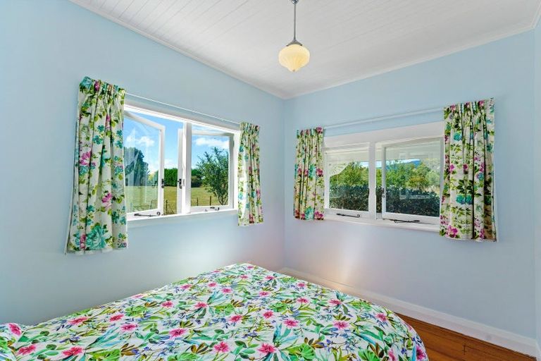 Photo of property in 103a Waikawa Beach Road, Manakau, Levin, 5573