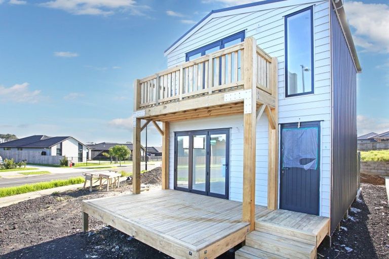 Photo of property in 16 Tahuna Minhinnick Drive, Glenbrook, 2681