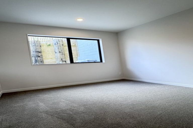 Photo of property in 130 Skulander Crescent, Orewa, 0931