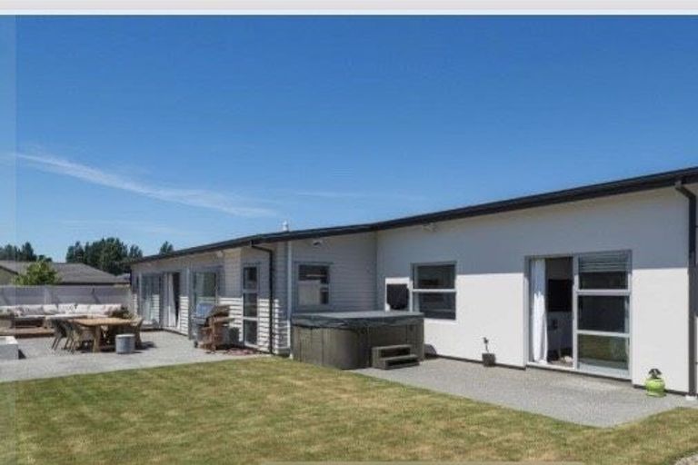 Photo of property in 35 Te Whenu Crescent, Marshland, Christchurch, 8083