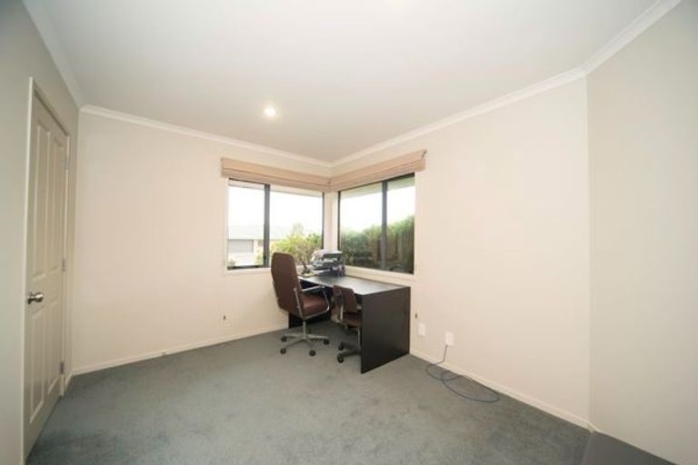 Photo of property in 12 Johnstone Drive, Fitzherbert, Palmerston North, 4410