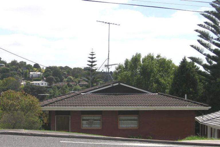 Photo of property in 2/371 Wairau Road, Totara Vale, Auckland, 0629