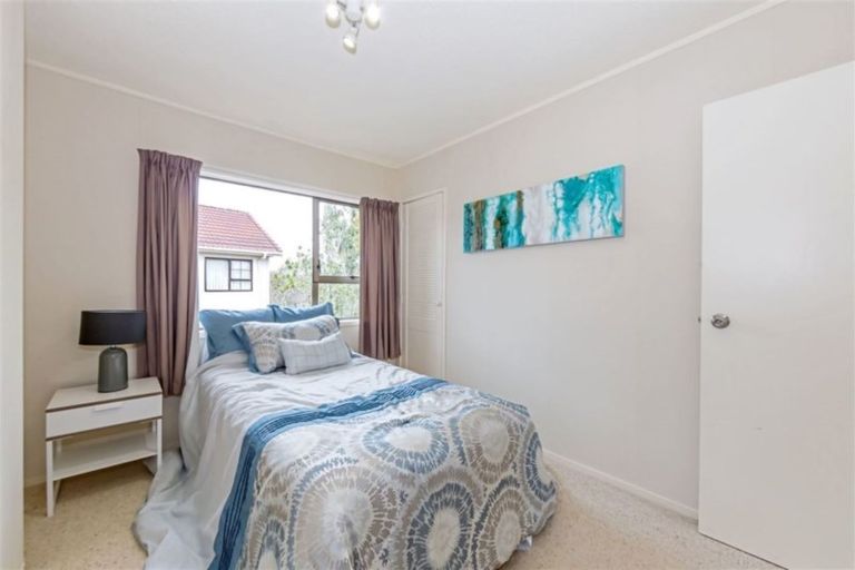 Photo of property in 33 John Downs Drive, Browns Bay, Auckland, 0630