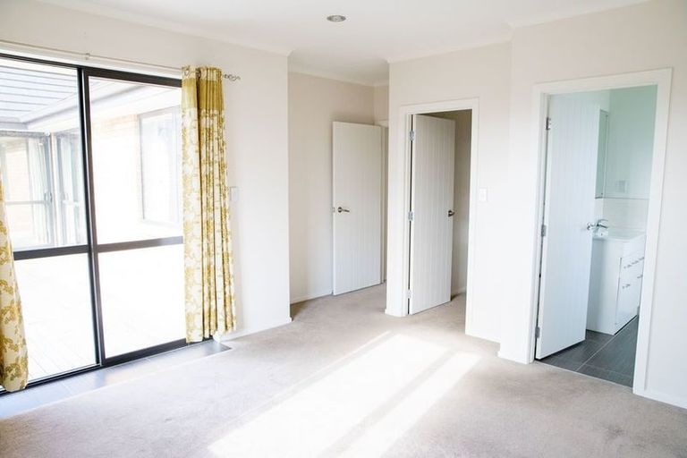 Photo of property in 12 Erceg Way, Rosehill, Papakura, 2113