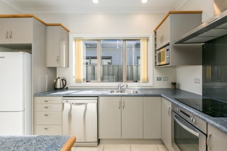 Photo of property in 20 Heynes Place, Clive, 4102