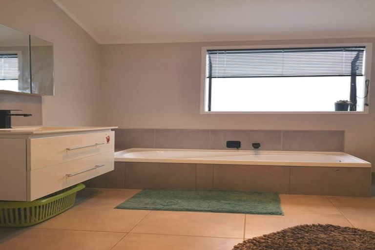 Photo of property in 12 Leven Lane, Totara Heights, Auckland, 2105