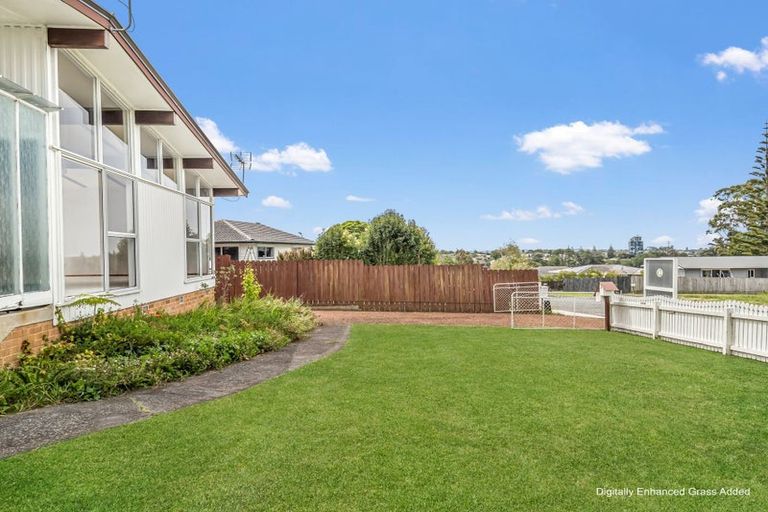 Photo of property in 28 Eyre Street, Henderson, Auckland, 0612