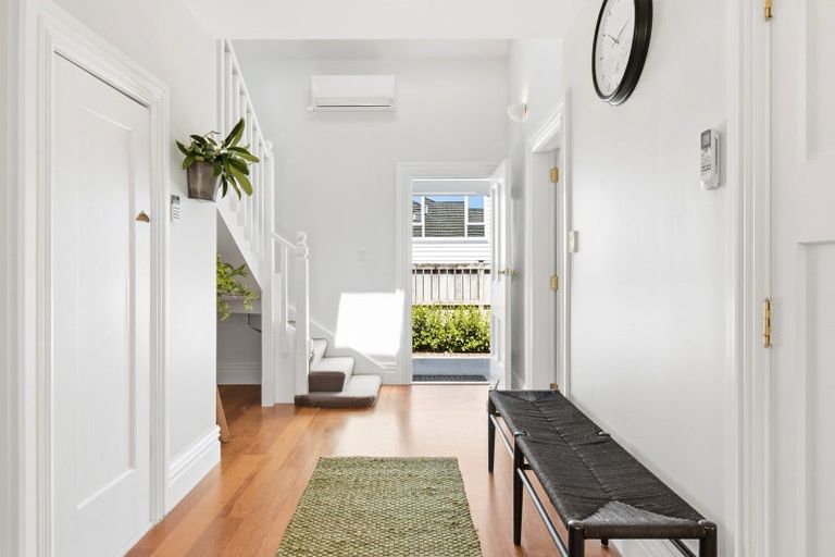 Photo of property in 15 Lucknow Terrace, Khandallah, Wellington, 6035