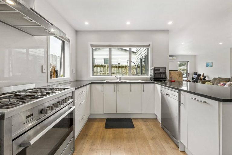 Photo of property in 61a Margan Avenue, New Lynn, Auckland, 0600