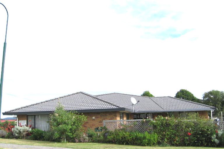 Photo of property in 2 Roy Maloney Drive, Henderson, Auckland, 0612
