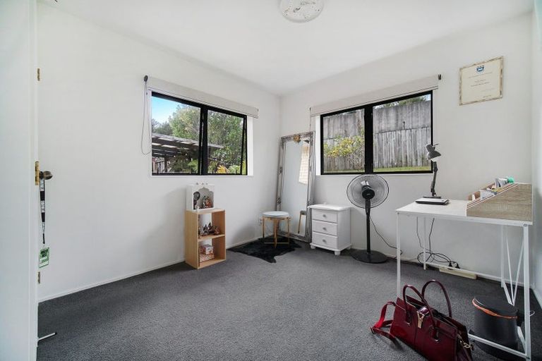 Photo of property in 12 Ginders Drive, Massey, Auckland, 0614