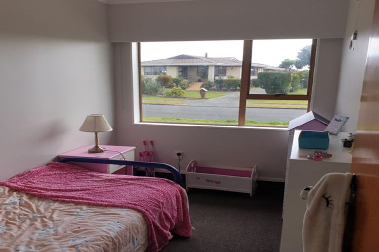 Photo of property in 17a Edgewater Parade, Waiuku, 2123