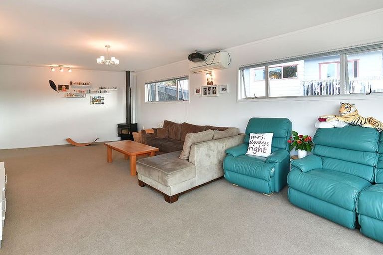 Photo of property in 43 Pohutukawa Avenue, Red Beach, 0932