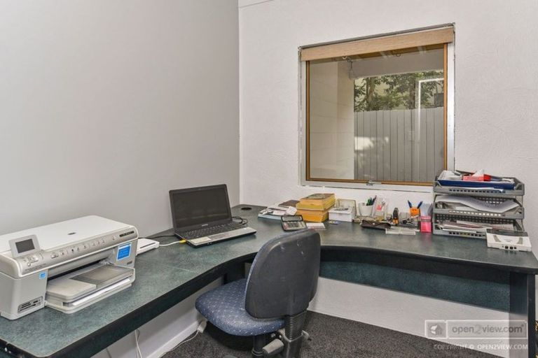 Photo of property in 2/240 Forrest Hill Road, Forrest Hill, Auckland, 0620