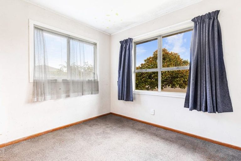 Photo of property in 19 Lydford Place, Glendene, Auckland, 0602