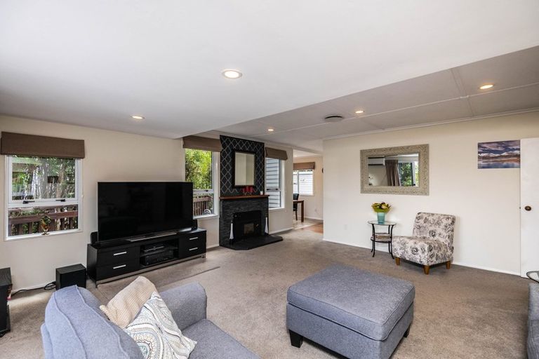 Photo of property in 19 Alder Place, Newlands, Wellington, 6037