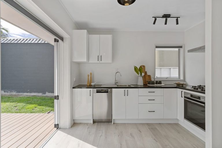 Photo of property in 1/16 Beach Road, Castor Bay, Auckland, 0620