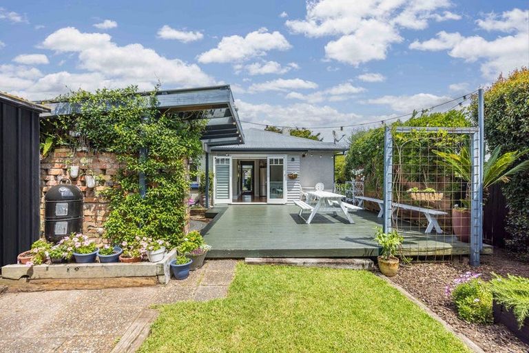 Photo of property in 8 Craigbank Avenue, New Lynn, Auckland, 0600