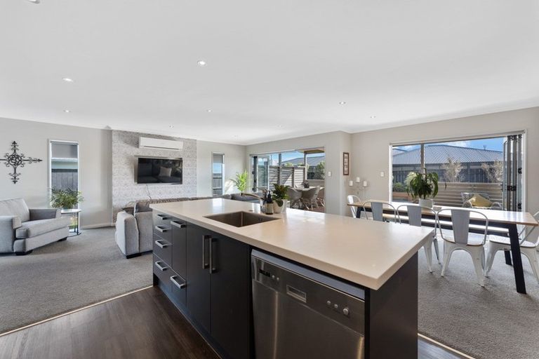 Photo of property in 12 Monaco Grove, Fitzherbert, Palmerston North, 4410